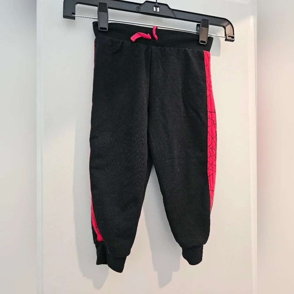 2T Black sweatsuit‎ featuring a red Spider-Man graphic Web Retro Avenger Heros